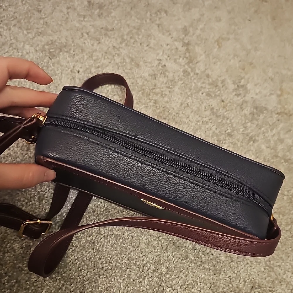 D9🔹️Tommy Hilfiger Navy and Maroon Crossbody Purse